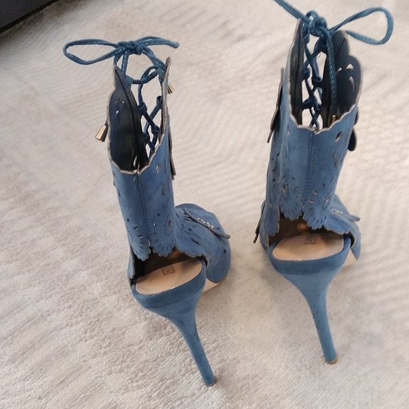 JUSTFAB HEEL SHOES, BLUE COLOR, FLORAL DESIGN, FRONT LACES. - Picture 7 of 12